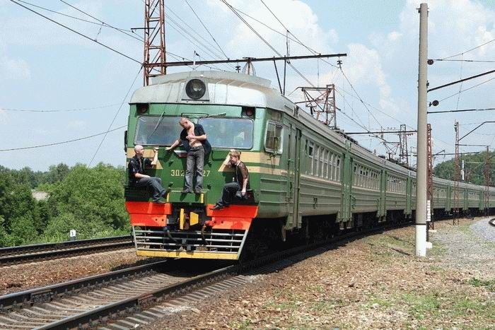 Детишки хулюганют на железной дороге (12 фото)