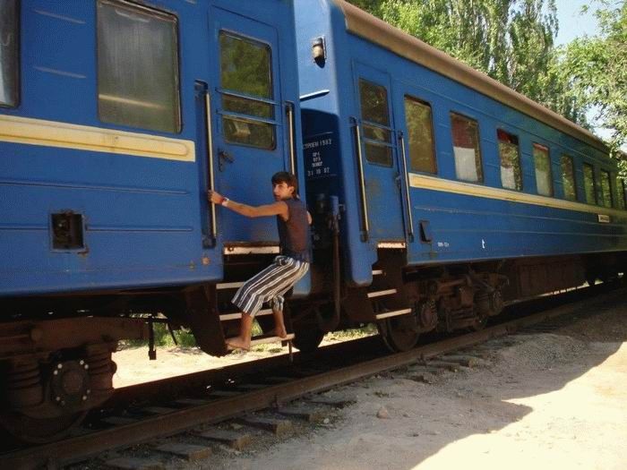Детишки хулюганют на железной дороге (12 фото)