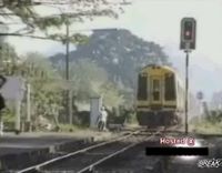 Херово видящий мотроллерист бодает поезд (видео)
