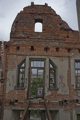 Прогулка по заброшенному старому зданию. (39 фото)