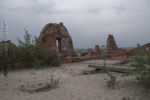 Прогулка по заброшенному старому зданию. (39 фото)