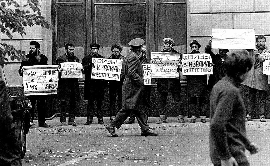 Небольшая фотоистория о современном отечественном околофутболе. Итак Зенит-Спартак.