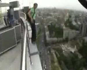 Экстрим: прыжок с 32-х этажной башни